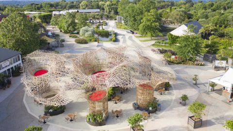 L’Oasis gomme l’effet minéral de la place d’entrée du parc. La modélisation 3D de la structure aléatoire évoque une fleur. Les voiles d’ombrage rouges couvrent des alcôves. © Atelier Déambulons Studio Kalice – A.Childeric